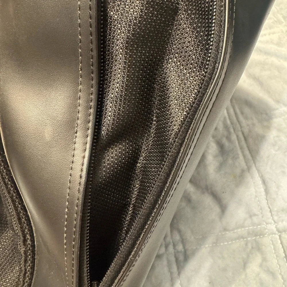 Tumi Black Messenger Bag‎ Briefcaae